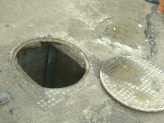 Doi hoţi de capace de canalizare au interdicţia de părăsi localitatea